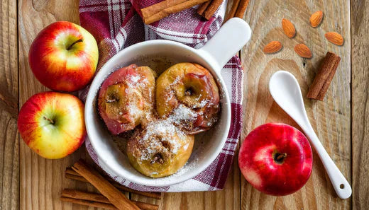 Le dessert délicieux et anti-âge : Pommes au four, cannelle, noisettes, amandes et miel d'acacia