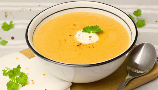 Velouté de Carottes, Patates Douces et Lait de Coco – Recette Anti-Âge Parfaite pour l’Hiver